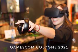 Gamescom Köln 2021 Bild zeigt eine Frau mit Virtuell Reality Brille beim Zocken auf der größten Computer- und Videospielmesse