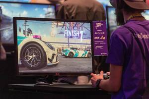 Gamescom visitor takes first place in the car racing game Need for Speed Heat by EA, on Asus monitor