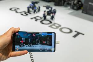 Gaming-Roboterkamper: Komsa GJS Robot lassen sich über das Handy steuern