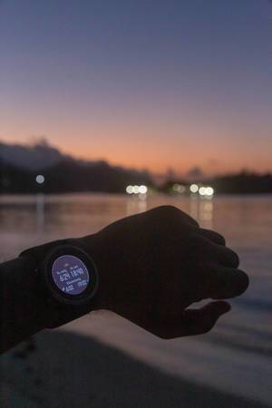Garmin Fenix 5S Smart Watch zeigt Sonnenstunden mit Dämmerungszeit an, am Strand des Constance Ephelia Resort auf Mahé, Seychellen
