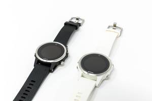 Garmin Fenix 5S Smartwatches in schwarz und weiß auf weißem Hintergrund