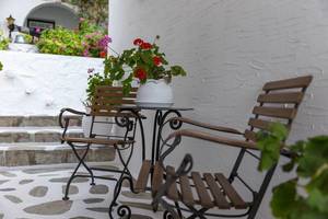 Gartenmöbel in mediterranem Ambiente, im Eingangsbereich eines griechischen Hotels auf Paros