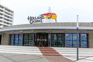 Gebäude des Holland Casinos von vorne mit Eingang und Treppen in Zandvoort in den Niederlanden
