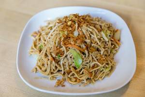 Gebratene Nudeln mit Ei und frischem Gemüse als vegetarisches Mittagessen beim Asiaten