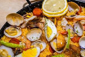 Gebratene Reis Paella mit Muscheln und Ei (Flip 2019)