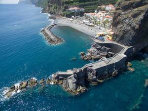 Gefährliche Felsen am Wasser in Ponta do Sol auf Madeira (Drohnenfoto)