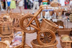 Geflochtener Korb in Form eines Dreirads am Wiener Naschmarkt