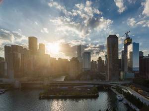 Gegenlichtaufnahme des Chicago River und der Hochhäuser in Chicagos Bezirken Magnificent Mile und New East Side