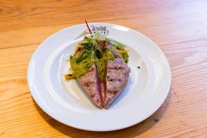 Gegrilltes Thunfisch-Steak mit Gemüsse und grünem Curry im Timeout Market Lissabon