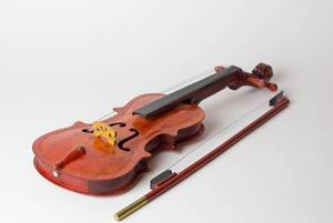 Geige und Geigenbogen auf weißem Tisch