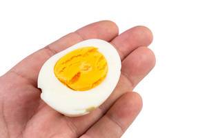 Gekochte Eier in der Hand über weißem Hintergrund