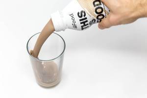 Gekühlter Fertigkaffee wird in Glas gegossen