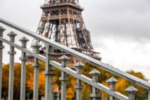 Geländer und der Eiffelturm im Hintergrund