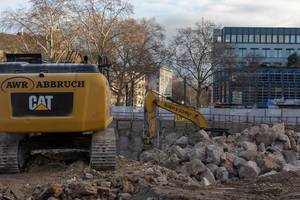gelbe Bagger auf Baustelle am Kölner Rudolfplatz