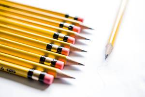 Gelbe Bleistifte vor gelbem Hintergrund