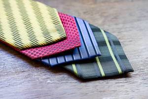 Gelbe, rote, blaue und grüne Krawatten