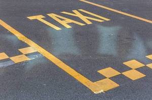 Gelbe Straßenmarkierung auf dem Asphalt zeigt die Taxistation in Brüssel, Belgien