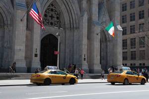 Gelbe Taxis vor St. Patrick’s Cathedral in New York City, USA