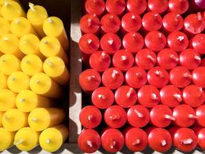 Gelbe und rote Kerzen