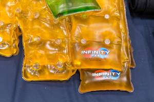 Gelbe version von den Infinity Pax für Nacken- und Schulterschmerzen bei der Expo vor dem Chicago Marathon 2019
