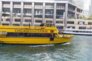 Gelbes Wassertaxi auf dem Fluss in Chicago