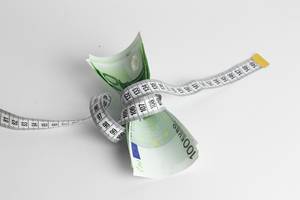 Geldknappheit: 100,- Euroscheine eng gebunden mit Bandmaß - Nahaufnahme