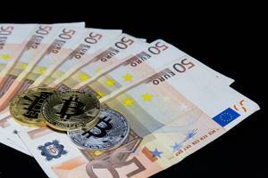 Geldscheine und Bitcoin-Münzen