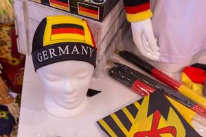 Gemischte Deutschland Fanartikel mit Mütze, Fahnen und Schweißbändern