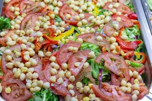 Gemischter Salat mit Tomaten, bunter Paprika und Kichererbsen