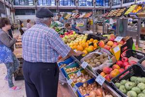Gemüseverkäufer am Timeout Market in Lissabon richtet Orangen