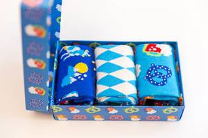 Geöffnete 3er Pack Happy Socks Box in der Bavaria Edition vor weißem Hintergrund