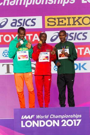 Geoffrey Kipkorir Kirui, Tamirat Tola und Alphonce Felix Simbu auf dem Podest (Marathon Finale) bei den IAAF Leichtathletik-Weltmeisterschaften 2017 in London