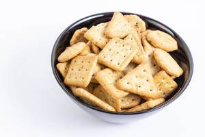 Gesalzene Snacks / Salzcrackers in einer Schale