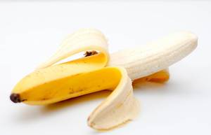 Geschälte Banane vor weißem Hintergrund