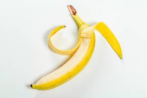 Geschälte, reife Banane auf weißem Hintergrund