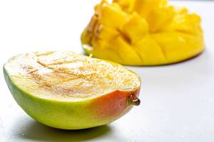 Geschnittene, saftige Mango auf weißem Hintergrund