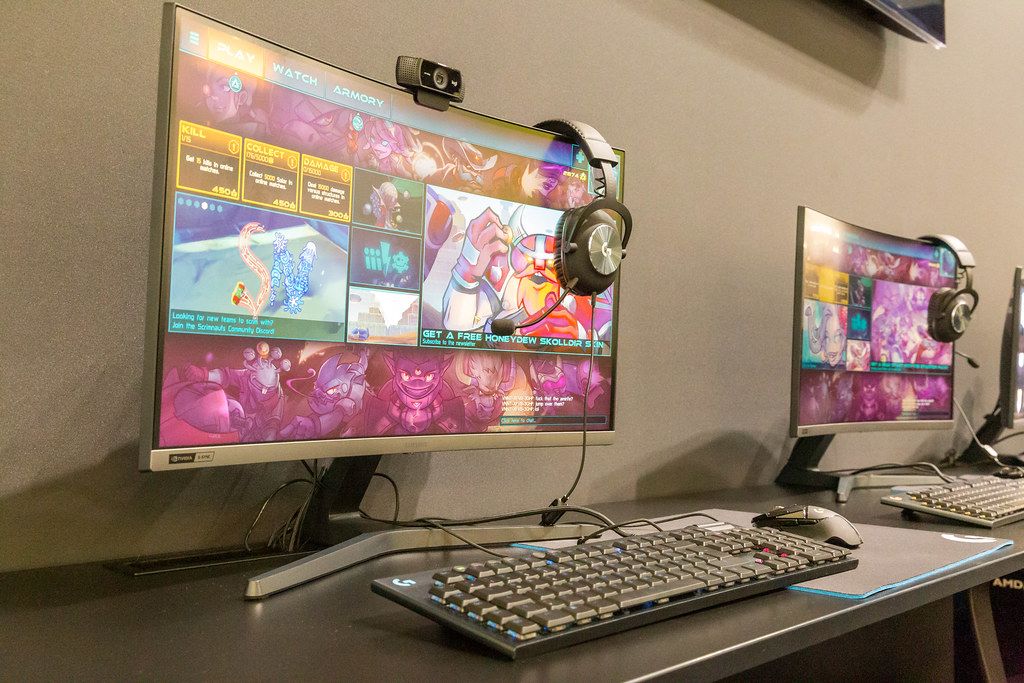 Geschwungener Samsung Bildschirm Nvidia B-Sync als Gaming-Zubehör