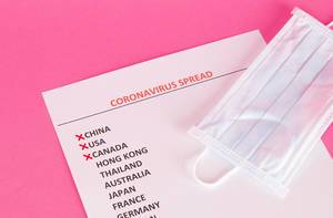 Gesichtsmaske auf einer Liste von Coronavirus betroffenen Ländern zur Veranschaulichung der Ausbreitung