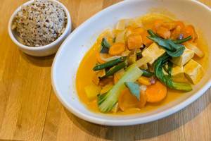 Gesunde Ernährung bei True Food Kitchen in Chicago: glutenfreier Spicy Panang Curry mit Süßkartoffeln, grünen Bohnen, Bok Choi, Regenbogenkarotten, Thai-Basilikum, Kokos-Curry-Brühe