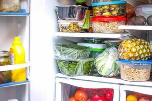 Gesunde Produkte im offenen Kühlschrank, mit Gemüsefach