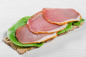 Gesundes Abonett-Sandwich mit Schinken und einem frischen Salatblatt