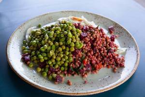 Gesundes Essen: Edame, Linsen, rote Beete und Fenchel-Apfel auf einem Teller