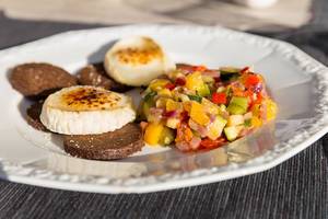Gesundes Fitness-Essen bestehend aus Ratatouille, Pumpernickel-Vollkornbrot und flambierten Käsescheiben
