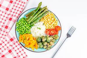 Gesundes Vegetarisches Essen mit Reis, Spargel, Erbsen, Mais, Karotten und Rosenkohl Draufsicht