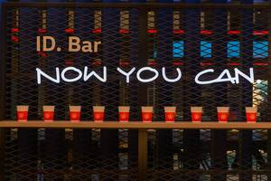 Getränkebecher mit Volkswagen-Logo an der VW ID. Bar, mit dem Werbeslogan "Now you can", auf der IAA