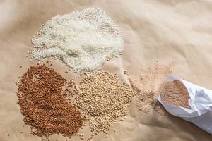 Getreide und Hirse als Bio-Lebensmittel, Buchweizen, Reis und Gerste, von oben fotografiert