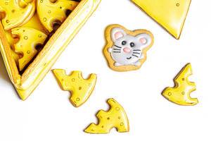 Gingerbread cookies in the form of pieces of cheese and a mouse