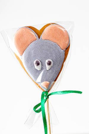 Gingerbread mouse figure on a wooden stick (Flip 2019)