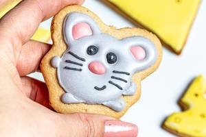 Gingerbread mouse in a female hand