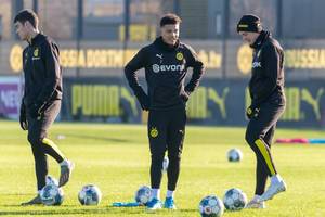 Giovanni Reyna, Jadon Sancho and Julian Brandt during the Borussia Dortmund training surrounded by many footballs